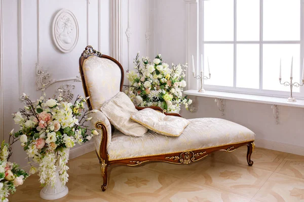 Klasik bir iç mekânda hafif kanepe.