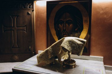 Kilise gereçleri kasesi ve ikonlar