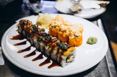 Tabakta suşi, restoranda yemek.