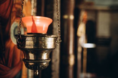 Kilisedeki ikon lamba ikonun yanında asılı.