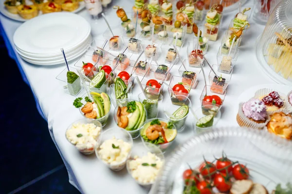 Buffébord med rostat bröd och snacks och desserter — Stockfoto