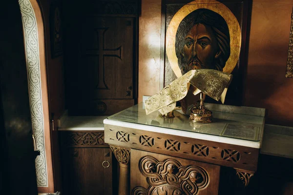 Kilise gereçleri kasesi ve ikonlar