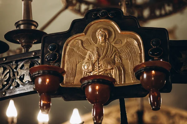 La lampada dell'icona nella chiesa pende vicino all'icona — Foto Stock