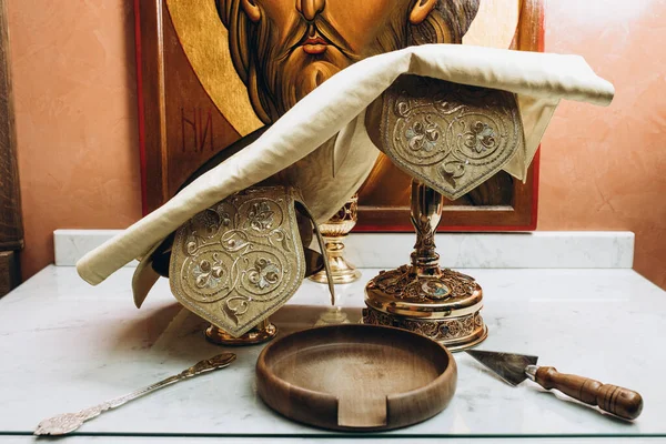 Church utensils bowl and icons — Stock Photo, Image