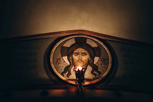 La lampada dell'icona nella chiesa pende vicino all'icona — Foto Stock