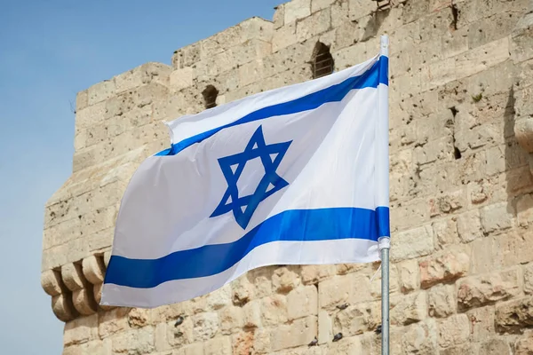 Bandera de Israel contra el cielo y la pared — Foto de Stock