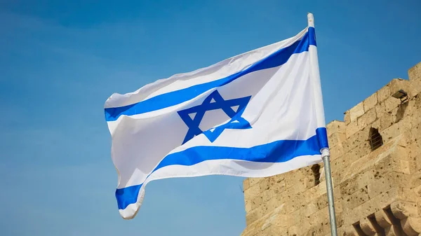Gökyüzüne ve duvara karşı İsrail bayrağı