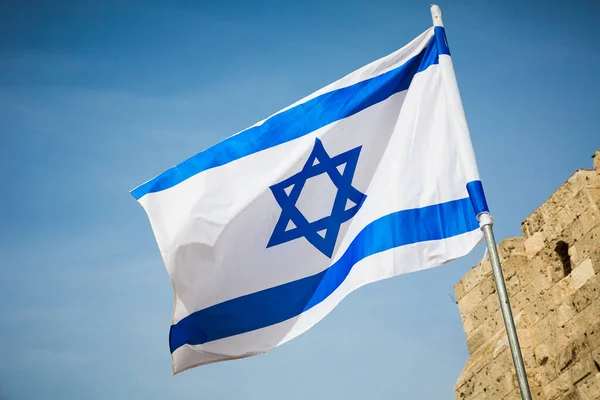 Gökyüzüne ve duvara karşı İsrail bayrağı