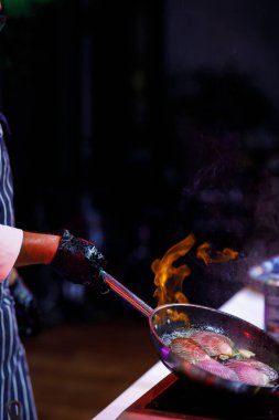 Kızartma tavasındaki istiridyeler aşçıyı pişirir, ateş