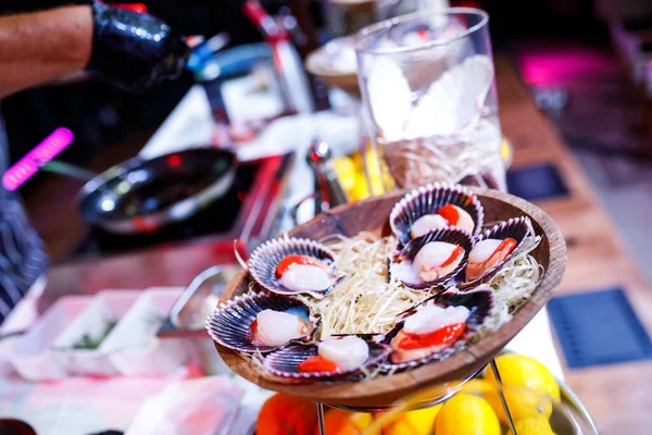 Oysters on a platter on review — Stock Photo, Image
