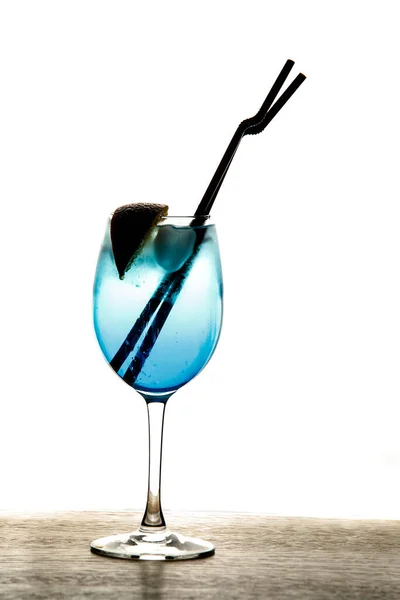 Cocktail blu con paglia su sfondo — Foto Stock