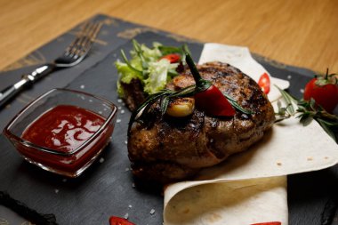 Tahtada biftek, restoranda et eli.