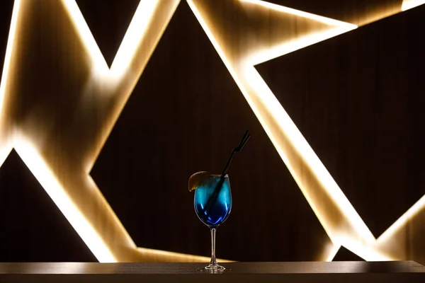 Cocktail azul com palha no fundo — Fotografia de Stock