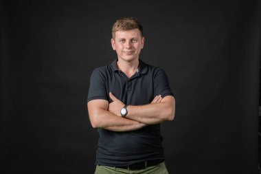 Arka planda siyah polo giyen adam. Yüksek kalite fotoğraf