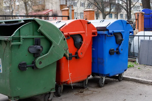 Sokakta açık şehir çöp bidonları