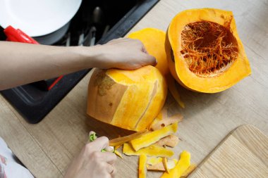 Balkabağını kes, bir sürü tahıl, bıçak, tahta eller.