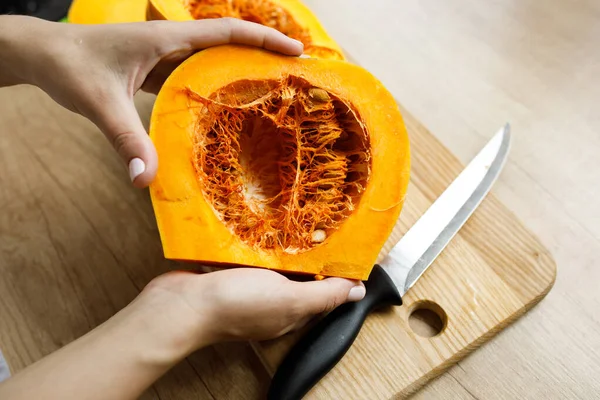 Potong pumpkin banyak butir tangan pisau — Stok Foto