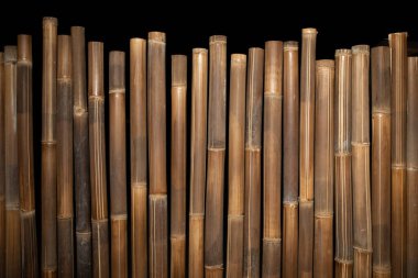 Bambu çitler arka plandaki çimenler