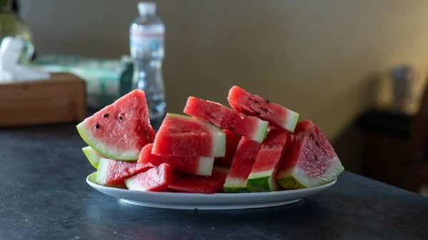 Skivad vattenmelon på en tallrik — Stockfoto