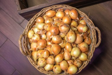 Sepetteki soğanlar, sebzeler