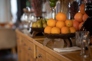 Meyve masasındaki portakallar.