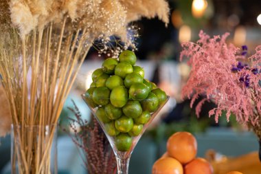 Masadaki tabakta limon ve çiçekler