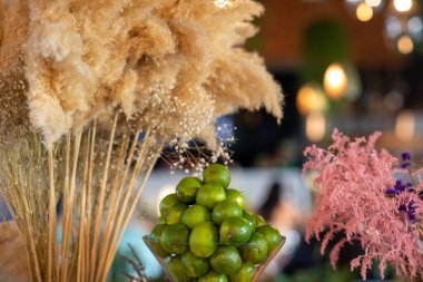 Masadaki tabakta limon ve çiçekler