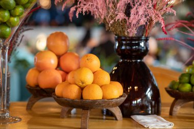 Meyve masasındaki portakallar.