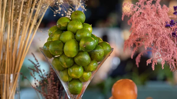 Masadaki tabakta limon ve çiçekler