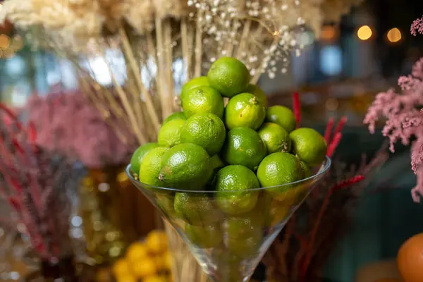 Lima en los platos de la mesa y flores — Foto de Stock