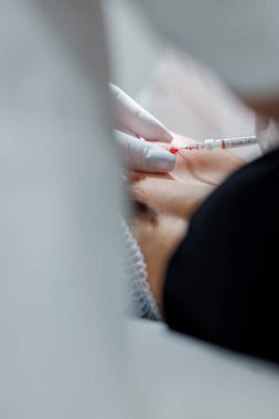 Yüzüne iğne enjekte edilmiş. Yüksek kalite fotoğraf