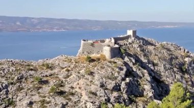 Hırvatistan 'daki Omis kalesinin panoramik manzarası 