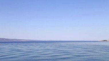 Sakin deniz ve mavi gökyüzü manzarası 