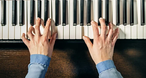 Mains jouant du piano — Photo