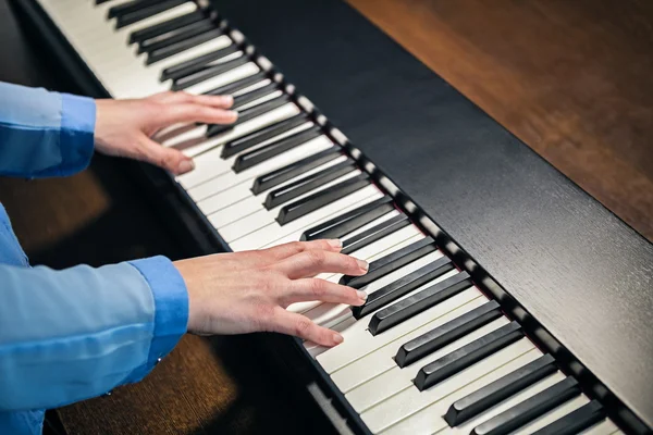 Manos femeninas tocando el piano —  Fotos de Stock