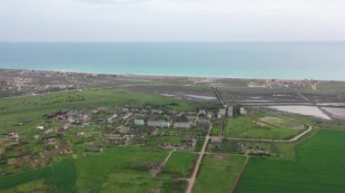 Kırım 'daki Sasyk-Sivash' ın güzel tuz gölünün havadan görünüşü. Pembe göl. Baharda Kırım.