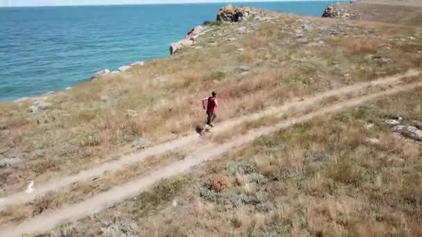 Vista Aérea Hombre Corre Por Las Playas Del General Otoño — Vídeos de Stock