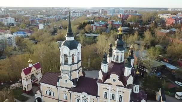 トムスク市の復活教会の空中ビュー ロシアのシベリア — ストック動画