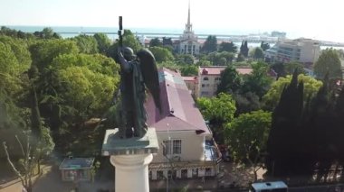 Soçi şehir merkezindeki Archangel Mikhail heykelinin hava görüntüsü. Arka planda deniz limanı ve deniz manzarası var. Rusya.