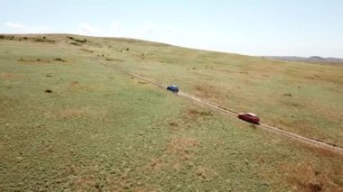 Hava görüntüsü. Arabalar tarlayı geçer. Generalin plajları, Kırım.