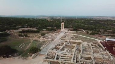 Kourion Antik Amfitiyatrosunun havadan görünüşü. Limasol, Kıbrıs Cumhuriyeti.