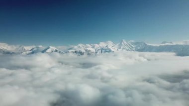 Bulutların üzerinden hava manzarası. Rosa Khutor Ski Resort, Rusya 'da Krasnaya Polyana' da karla kaplı dağlar.