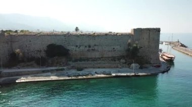 Kuzey Kıbrıs 'ın Famagusta kentindeki tuhaf Othello Kalesi' nin hava manzarası.