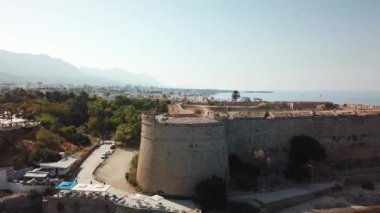 Kuzey Kıbrıs 'ın Famagusta kentindeki tuhaf Othello Kalesi' nin hava manzarası.