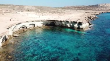 Cape Cavo Greco 'da hava manzaralı. Parlak gökyüzü ve kristal su. Akdeniz 'de. Kıbrıs