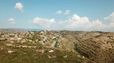 Kıbrıs 'taki hava manzarası. dağlar, teraslar ve zeytin ağaçları