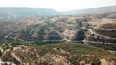 Kıbrıs 'taki hava manzarası. dağlar, teraslar ve zeytin ağaçları