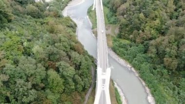 Krasnaya Polyana yolundaki kablo destekli köprünün havadan görüntüsü. Soçi, Rusya.