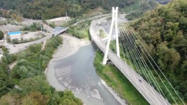 Krasnaya Polyana yolundaki kablo destekli köprünün havadan görüntüsü. Soçi, Rusya.