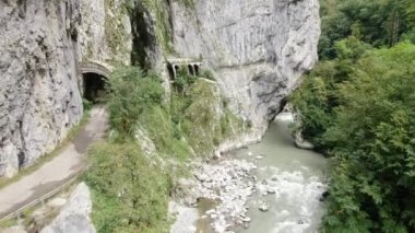 Soçi 'deki Krasnaya Polyana' ya giden eski terk edilmiş yolun havadan görüntüsü. Rusya.